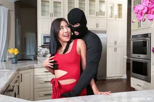 Cháu có muốn nếm thử mùi lồn của cô không