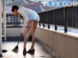 Trú mưa với người yêu của anh trai ở một túp liều tranh trên núi, cậu em rể có một đêm khó quên