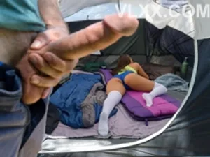Người phụ nữ hàng xóm qua tắm nhờ và anh thanh niên may mắn