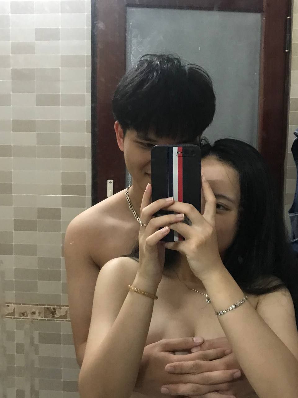 Bú cái lồn hồng hào của em trong phòng khách