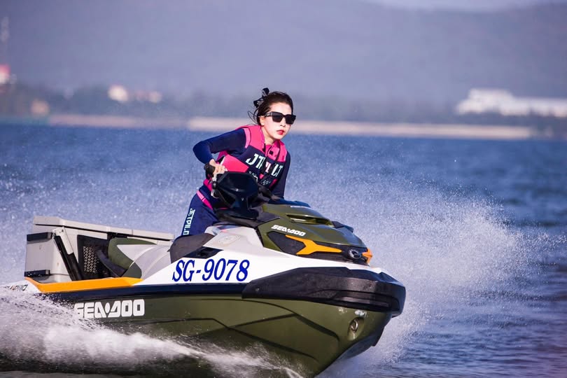 Em gái lồn không lông sướng há mồm với cặc bự của anh họ